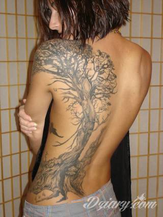 Tatuaże dla kobiet - damskie tatuaże. Delikatne i subtelne, ale też zadziorne, podkreślające charakter. Kobiece tatuaże ze smakiem i o niebanalnej formie graficznej pozwalające na ekspozycję w dowolnym miejscu ciała. 