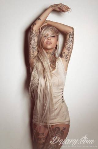 Tatuaże dla kobiet - damskie tatuaże. Delikatne i subtelne, ale też zadziorne, podkreślające charakter. Kobiece tatuaże ze smakiem i o niebanalnej formie graficznej pozwalające na ekspozycję w dowolnym miejscu ciała. 