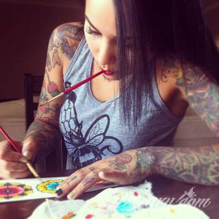 Tatuaże dla kobiet - damskie tatuaże. Delikatne i subtelne, ale też zadziorne, podkreślające charakter. Kobiece tatuaże ze smakiem i o niebanalnej formie graficznej pozwalające na ekspozycję w dowolnym miejscu ciała. 