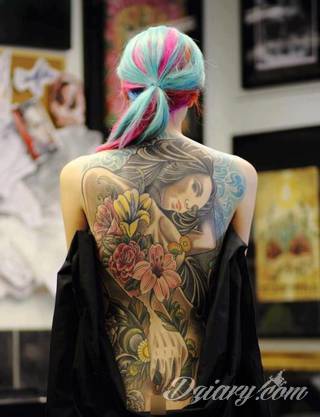 Tatuaże dla kobiet - damskie tatuaże. Delikatne i subtelne, ale też zadziorne, podkreślające charakter. Kobiece tatuaże ze smakiem i o niebanalnej formie graficznej pozwalające na ekspozycję w dowolnym miejscu ciała. 