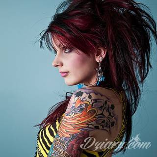 Tatuaże dla kobiet - damskie tatuaże. Delikatne i subtelne, ale też zadziorne, podkreślające charakter. Kobiece tatuaże ze smakiem i o niebanalnej formie graficznej pozwalające na ekspozycję w dowolnym miejscu ciała. 