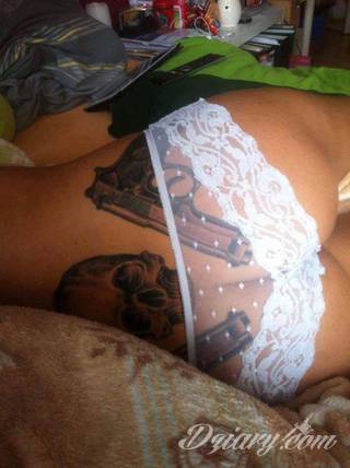 Tatuaże dla kobiet - damskie tatuaże. Delikatne i subtelne, ale też zadziorne, podkreślające charakter. Kobiece tatuaże ze smakiem i o niebanalnej formie graficznej pozwalające na ekspozycję w dowolnym miejscu ciała. 