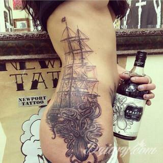 Tatuaże dla kobiet - damskie tatuaże. Delikatne i subtelne, ale też zadziorne, podkreślające charakter. Kobiece tatuaże ze smakiem i o niebanalnej formie graficznej pozwalające na ekspozycję w dowolnym miejscu ciała. 