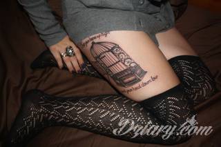 Tatuaże dla kobiet - damskie tatuaże. Delikatne i subtelne, ale też zadziorne, podkreślające charakter. Kobiece tatuaże ze smakiem i o niebanalnej formie graficznej pozwalające na ekspozycję w dowolnym miejscu ciała. 