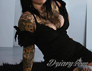 Tatuaże dla kobiet - damskie tatuaże. Delikatne i subtelne, ale też zadziorne, podkreślające charakter. Kobiece tatuaże ze smakiem i o niebanalnej formie graficznej pozwalające na ekspozycję w dowolnym miejscu ciała. 