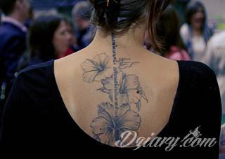 Tatuaże dla kobiet - damskie tatuaże. Delikatne i subtelne, ale też zadziorne, podkreślające charakter. Kobiece tatuaże ze smakiem i o niebanalnej formie graficznej pozwalające na ekspozycję w dowolnym miejscu ciała. 