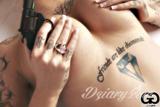 Tatuaże dla kobiet - damskie tatuaże. Delikatne i subtelne, ale też zadziorne, podkreślające charakter. Kobiece tatuaże ze smakiem i o niebanalnej formie graficznej pozwalające na ekspozycję w dowolnym miejscu ciała. 