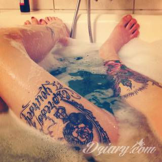 Tatuaże dla kobiet - damskie tatuaże. Delikatne i subtelne, ale też zadziorne, podkreślające charakter. Kobiece tatuaże ze smakiem i o niebanalnej formie graficznej pozwalające na ekspozycję w dowolnym miejscu ciała. 