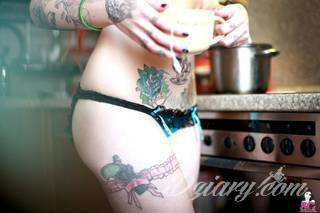 Tatuaże dla kobiet - damskie tatuaże. Delikatne i subtelne, ale też zadziorne, podkreślające charakter. Kobiece tatuaże ze smakiem i o niebanalnej formie graficznej pozwalające na ekspozycję w dowolnym miejscu ciała. 