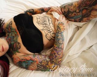 Tatuaże dla kobiet - damskie tatuaże. Delikatne i subtelne, ale też zadziorne, podkreślające charakter. Kobiece tatuaże ze smakiem i o niebanalnej formie graficznej pozwalające na ekspozycję w dowolnym miejscu ciała. 