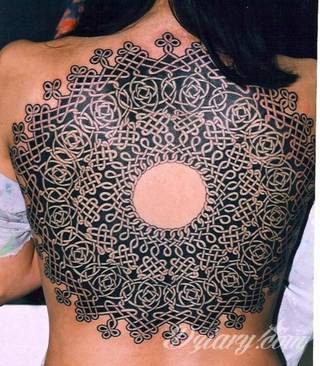 Tatuaże dla kobiet - damskie tatuaże. Delikatne i subtelne, ale też zadziorne, podkreślające charakter. Kobiece tatuaże ze smakiem i o niebanalnej formie graficznej pozwalające na ekspozycję w dowolnym miejscu ciała. 