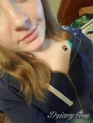 Tatuaże dla kobiet - damskie tatuaże. Delikatne i subtelne, ale też zadziorne, podkreślające charakter. Kobiece tatuaże ze smakiem i o niebanalnej formie graficznej pozwalające na ekspozycję w dowolnym miejscu ciała. 