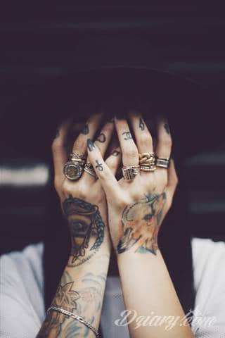 Tatuaże dla kobiet - damskie tatuaże. Delikatne i subtelne, ale też zadziorne, podkreślające charakter. Kobiece tatuaże ze smakiem i o niebanalnej formie graficznej pozwalające na ekspozycję w dowolnym miejscu ciała. 