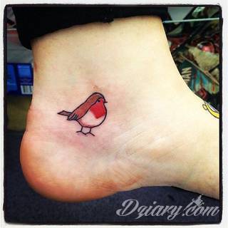 Tatuaże dla kobiet - damskie tatuaże. Delikatne i subtelne, ale też zadziorne, podkreślające charakter. Kobiece tatuaże ze smakiem i o niebanalnej formie graficznej pozwalające na ekspozycję w dowolnym miejscu ciała. 