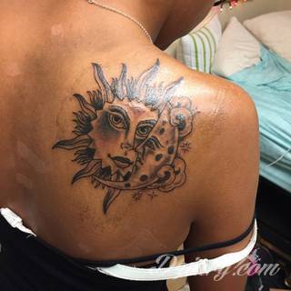 Tatuaże dla kobiet - damskie tatuaże. Delikatne i subtelne, ale też zadziorne, podkreślające charakter. Kobiece tatuaże ze smakiem i o niebanalnej formie graficznej pozwalające na ekspozycję w dowolnym miejscu ciała. 