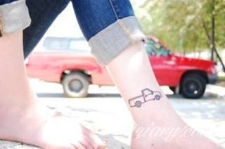 Tatuaże dla kobiet - damskie tatuaże. Delikatne i subtelne, ale też zadziorne, podkreślające charakter. Kobiece tatuaże ze smakiem i o niebanalnej formie graficznej pozwalające na ekspozycję w dowolnym miejscu ciała. 