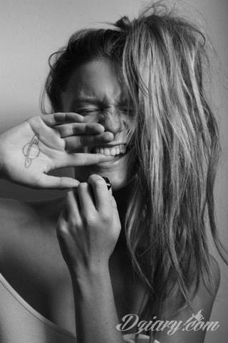 Tatuaże dla kobiet - damskie tatuaże. Delikatne i subtelne, ale też zadziorne, podkreślające charakter. Kobiece tatuaże ze smakiem i o niebanalnej formie graficznej pozwalające na ekspozycję w dowolnym miejscu ciała. 