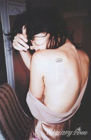 Tatuaże dla kobiet - damskie tatuaże. Delikatne i subtelne, ale też zadziorne, podkreślające charakter. Kobiece tatuaże ze smakiem i o niebanalnej formie graficznej pozwalające na ekspozycję w dowolnym miejscu ciała. 