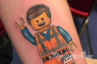 Tatuaże dla mężczyzn powinny być męskie, mocne, odważne. Pobudzają wyobraźnię, przekraczają granice. Symbolizują harmonię, ale i podkreślają gotowość na wszystko - tatuaż dla chłopaka czy mężczyzny to przede wszystkim pomysł. 