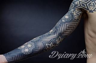 Tatuaże dla mężczyzn powinny być męskie, mocne, odważne. Pobudzają wyobraźnię, przekraczają granice. Symbolizują harmonię, ale i podkreślają gotowość na wszystko - tatuaż dla chłopaka czy mężczyzny to przede wszystkim pomysł. 