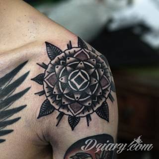 Tatuaże dla mężczyzn powinny być męskie, mocne, odważne. Pobudzają wyobraźnię, przekraczają granice. Symbolizują harmonię, ale i podkreślają gotowość na wszystko - tatuaż dla chłopaka czy mężczyzny to przede wszystkim pomysł. 