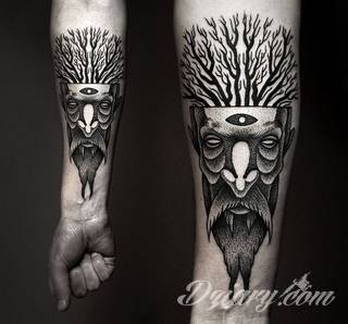 Tatuaże dla mężczyzn powinny być męskie, mocne, odważne. Pobudzają wyobraźnię, przekraczają granice. Symbolizują harmonię, ale i podkreślają gotowość na wszystko - tatuaż dla chłopaka czy mężczyzny to przede wszystkim pomysł. 