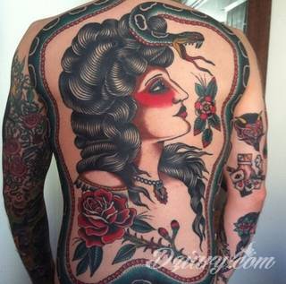 Tatuaże dla mężczyzn powinny być męskie, mocne, odważne. Pobudzają wyobraźnię, przekraczają granice. Symbolizują harmonię, ale i podkreślają gotowość na wszystko - tatuaż dla chłopaka czy mężczyzny to przede wszystkim pomysł. 