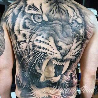 Tatuaże dla mężczyzn powinny być męskie, mocne, odważne. Pobudzają wyobraźnię, przekraczają granice. Symbolizują harmonię, ale i podkreślają gotowość na wszystko - tatuaż dla chłopaka czy mężczyzny to przede wszystkim pomysł. 