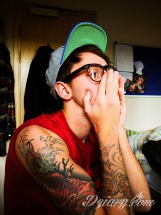 Tatuaże dla mężczyzn powinny być męskie, mocne, odważne. Pobudzają wyobraźnię, przekraczają granice. Symbolizują harmonię, ale i podkreślają gotowość na wszystko - tatuaż dla chłopaka czy mężczyzny to przede wszystkim pomysł. 