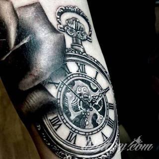 Tatuaże dla mężczyzn powinny być męskie, mocne, odważne. Pobudzają wyobraźnię, przekraczają granice. Symbolizują harmonię, ale i podkreślają gotowość na wszystko - tatuaż dla chłopaka czy mężczyzny to przede wszystkim pomysł. 