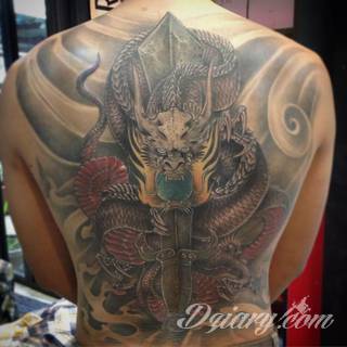 Tatuaże dla mężczyzn powinny być męskie, mocne, odważne. Pobudzają wyobraźnię, przekraczają granice. Symbolizują harmonię, ale i podkreślają gotowość na wszystko - tatuaż dla chłopaka czy mężczyzny to przede wszystkim pomysł. 