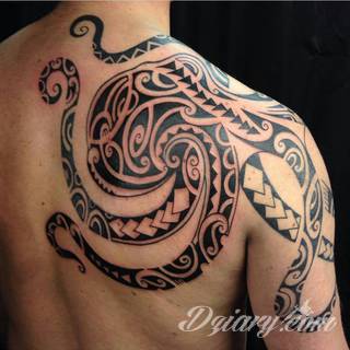 Tatuaże dla mężczyzn powinny być męskie, mocne, odważne. Pobudzają wyobraźnię, przekraczają granice. Symbolizują harmonię, ale i podkreślają gotowość na wszystko - tatuaż dla chłopaka czy mężczyzny to przede wszystkim pomysł. 