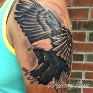 Tatuaże dla mężczyzn powinny być męskie, mocne, odważne. Pobudzają wyobraźnię, przekraczają granice. Symbolizują harmonię, ale i podkreślają gotowość na wszystko - tatuaż dla chłopaka czy mężczyzny to przede wszystkim pomysł. 