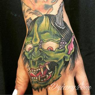 Tatuaże dla mężczyzn powinny być męskie, mocne, odważne. Pobudzają wyobraźnię, przekraczają granice. Symbolizują harmonię, ale i podkreślają gotowość na wszystko - tatuaż dla chłopaka czy mężczyzny to przede wszystkim pomysł. 