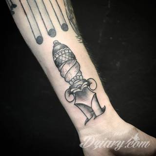 Tatuaże dla mężczyzn powinny być męskie, mocne, odważne. Pobudzają wyobraźnię, przekraczają granice. Symbolizują harmonię, ale i podkreślają gotowość na wszystko - tatuaż dla chłopaka czy mężczyzny to przede wszystkim pomysł. 