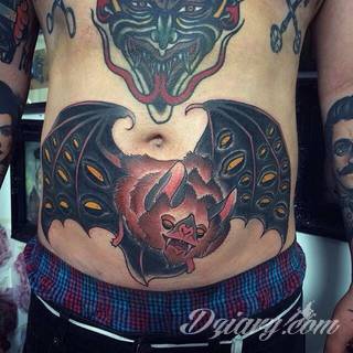 Tatuaże dla mężczyzn powinny być męskie, mocne, odważne. Pobudzają wyobraźnię, przekraczają granice. Symbolizują harmonię, ale i podkreślają gotowość na wszystko - tatuaż dla chłopaka czy mężczyzny to przede wszystkim pomysł. 