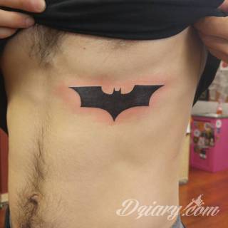 Tatuaże dla mężczyzn powinny być męskie, mocne, odważne. Pobudzają wyobraźnię, przekraczają granice. Symbolizują harmonię, ale i podkreślają gotowość na wszystko - tatuaż dla chłopaka czy mężczyzny to przede wszystkim pomysł. 