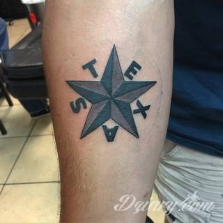 Tatuaże dla mężczyzn powinny być męskie, mocne, odważne. Pobudzają wyobraźnię, przekraczają granice. Symbolizują harmonię, ale i podkreślają gotowość na wszystko - tatuaż dla chłopaka czy mężczyzny to przede wszystkim pomysł. 