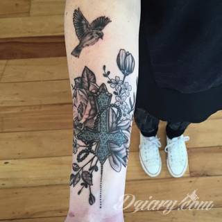 Tatuaże dla mężczyzn powinny być męskie, mocne, odważne. Pobudzają wyobraźnię, przekraczają granice. Symbolizują harmonię, ale i podkreślają gotowość na wszystko - tatuaż dla chłopaka czy mężczyzny to przede wszystkim pomysł. 