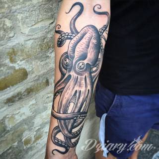 Tatuaże dla mężczyzn powinny być męskie, mocne, odważne. Pobudzają wyobraźnię, przekraczają granice. Symbolizują harmonię, ale i podkreślają gotowość na wszystko - tatuaż dla chłopaka czy mężczyzny to przede wszystkim pomysł. 