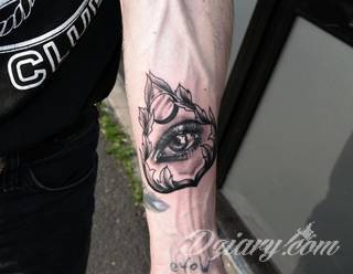 Tatuaże dla mężczyzn powinny być męskie, mocne, odważne. Pobudzają wyobraźnię, przekraczają granice. Symbolizują harmonię, ale i podkreślają gotowość na wszystko - tatuaż dla chłopaka czy mężczyzny to przede wszystkim pomysł. 
