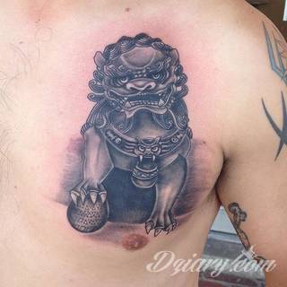 Tatuaże dla mężczyzn powinny być męskie, mocne, odważne. Pobudzają wyobraźnię, przekraczają granice. Symbolizują harmonię, ale i podkreślają gotowość na wszystko - tatuaż dla chłopaka czy mężczyzny to przede wszystkim pomysł. 