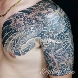 Tatuaże dla mężczyzn powinny być męskie, mocne, odważne. Pobudzają wyobraźnię, przekraczają granice. Symbolizują harmonię, ale i podkreślają gotowość na wszystko - tatuaż dla chłopaka czy mężczyzny to przede wszystkim pomysł. 