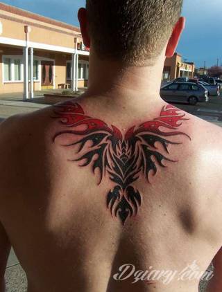 Tatuaże dla mężczyzn powinny być męskie, mocne, odważne. Pobudzają wyobraźnię, przekraczają granice. Symbolizują harmonię, ale i podkreślają gotowość na wszystko - tatuaż dla chłopaka czy mężczyzny to przede wszystkim pomysł. 
