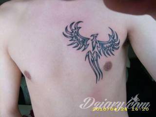 Tatuaże dla mężczyzn powinny być męskie, mocne, odważne. Pobudzają wyobraźnię, przekraczają granice. Symbolizują harmonię, ale i podkreślają gotowość na wszystko - tatuaż dla chłopaka czy mężczyzny to przede wszystkim pomysł. 