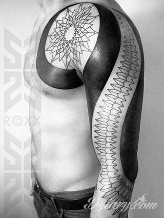 Tatuaże dla mężczyzn powinny być męskie, mocne, odważne. Pobudzają wyobraźnię, przekraczają granice. Symbolizują harmonię, ale i podkreślają gotowość na wszystko - tatuaż dla chłopaka czy mężczyzny to przede wszystkim pomysł. 