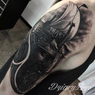 Tatuaże dla mężczyzn powinny być męskie, mocne, odważne. Pobudzają wyobraźnię, przekraczają granice. Symbolizują harmonię, ale i podkreślają gotowość na wszystko - tatuaż dla chłopaka czy mężczyzny to przede wszystkim pomysł. 