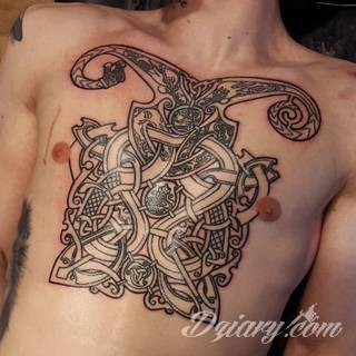 Tatuaże dla mężczyzn powinny być męskie, mocne, odważne. Pobudzają wyobraźnię, przekraczają granice. Symbolizują harmonię, ale i podkreślają gotowość na wszystko - tatuaż dla chłopaka czy mężczyzny to przede wszystkim pomysł. 