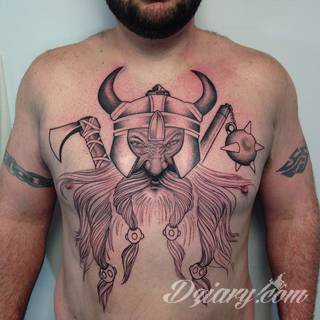 Tatuaże dla mężczyzn powinny być męskie, mocne, odważne. Pobudzają wyobraźnię, przekraczają granice. Symbolizują harmonię, ale i podkreślają gotowość na wszystko - tatuaż dla chłopaka czy mężczyzny to przede wszystkim pomysł. 