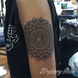 Tatuaże dla mężczyzn powinny być męskie, mocne, odważne. Pobudzają wyobraźnię, przekraczają granice. Symbolizują harmonię, ale i podkreślają gotowość na wszystko - tatuaż dla chłopaka czy mężczyzny to przede wszystkim pomysł. 